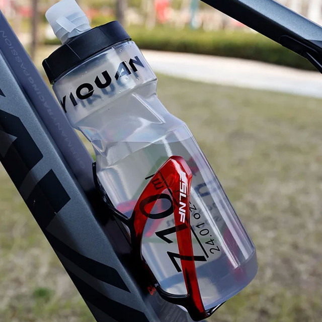 Koš na láhev na vodu, pití, láhev na vodu, držák na kolo, univerzální držák na láhev s vodou, s prostorem pro Airtag, černá a červená